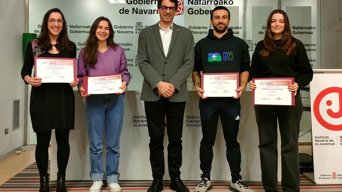 Lucía Oscoz, Elena Echavarri, Carlos Amatriain, Xabier López y Ainhoa Jaurrieta, en la recogida de premios.