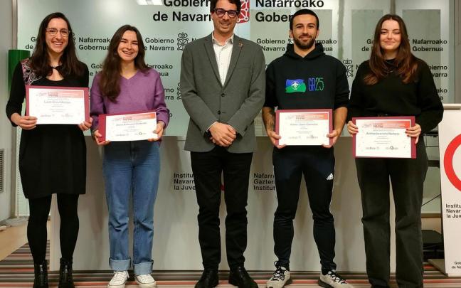 Lucía Oscoz, Elena Echavarri, Carlos Amatriain, Xabier López y Ainhoa Jaurrieta, en la recogida de premios.
