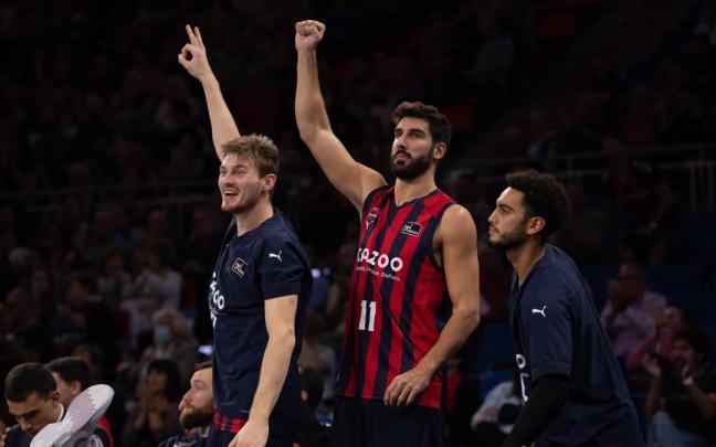Dani D&iacute;ez, en el centro, celebra uno de los triples de Raieste durante el choque