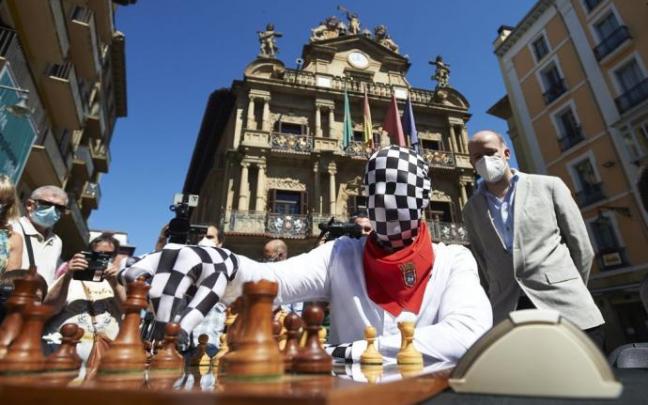El Rey Enigma, maestro del ajedrez, en la presentación de la fase final del torneo on line de San Fermín