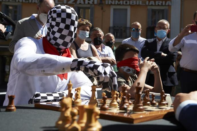 Presentación del torneo de ajedrez en la plaza Consistorial, con el alcalde Maya al fondo.