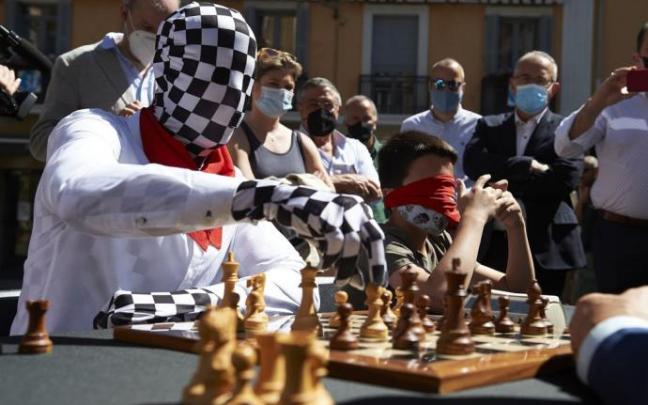 Presentación del torneo de ajedrez en la plaza Consistorial, con el alcalde Maya al fondo.