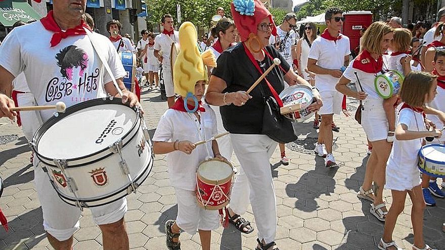 Los disfraces tambien forman parte de La Bombada.