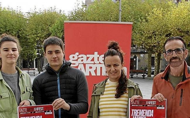 A la derecha, Redondo y Jim&eacute;nez, junto a artistas locales. | FOTO: N.G.