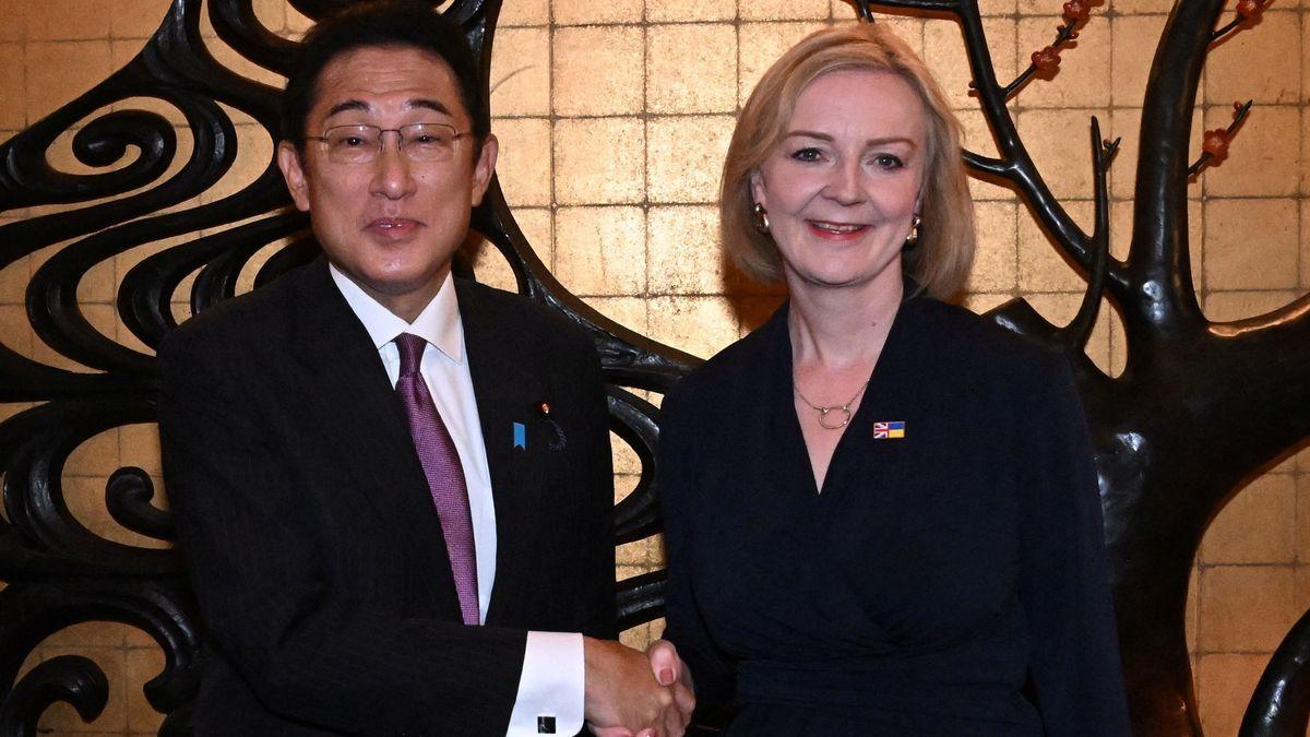 Liz Truss (der.), primera ministra del Reino Unido, se reúne con Fumio Kishida (izq.), primer ministro japonés, .