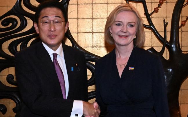 Liz Truss (der.), primera ministra del Reino Unido, se reúne con Fumio Kishida (izq.), primer ministro japonés, . Liz Truss (der.), primera ministra del Reino Unido, se reúne con Fumio Kishida (izq.), primer ministro japonés, .