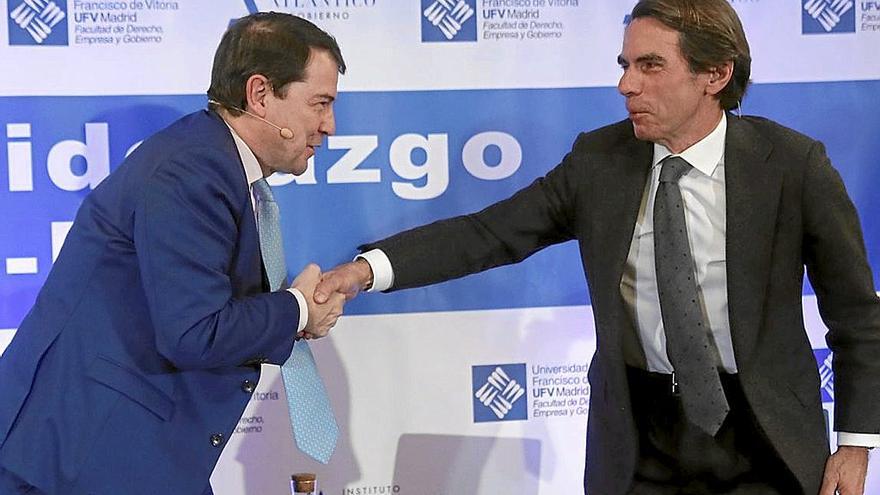 Alfonso Fernández Mañueco saluda a José María Aznar, en una reciente conferencia. | FOTO: EFE