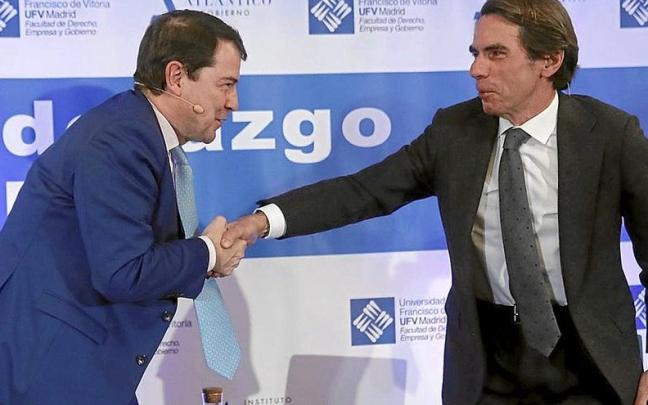 Alfonso Fernández Mañueco saluda a José María Aznar, en una reciente conferencia. | FOTO: EFE Alfonso Fernández Mañueco saluda a José María Aznar, en una reciente conferencia. | FOTO: EFE