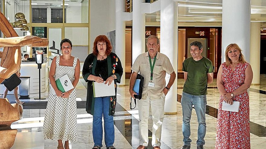 Parlamentarios vascos, junto al presidente de ASVIAMIE, Jon García. | FOTO: EFE