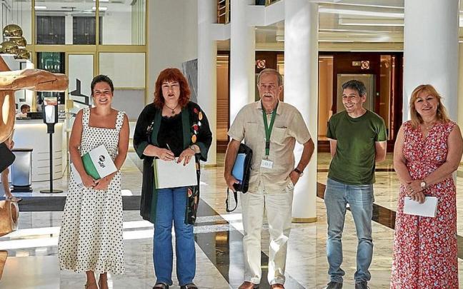 Parlamentarios vascos, junto al presidente de ASVIAMIE, Jon Garc&iacute;a. | FOTO: EFE