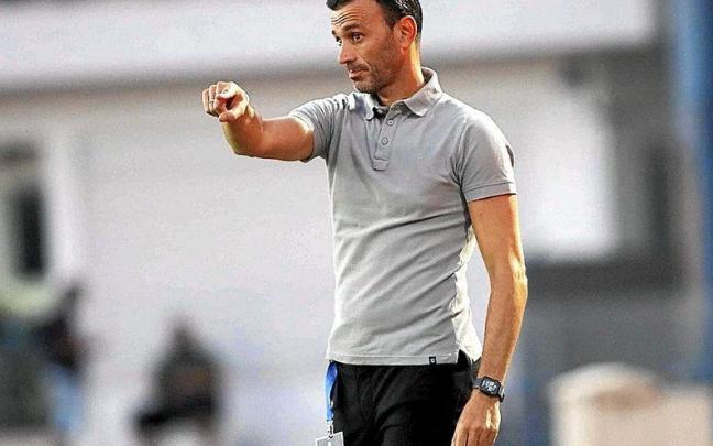 David Catalá dirige al Apollon Limassol durante un partido de la liga chipriota. | FOTO: N.G.