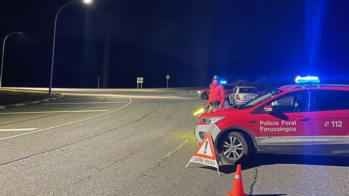 Control de la Policía Foral en Lumbier.