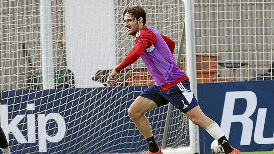 Juan Cruz, con su pierna izquierda vendada por unas heridas, en el entrenamiento de ayer.