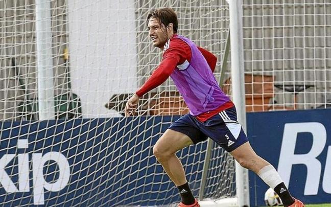 Juan Cruz, con su pierna izquierda vendada por unas heridas, en el entrenamiento de ayer.