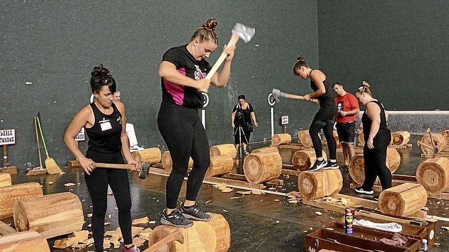 Las ‘neskak’ en plena actuación en su duelo aizkolari.