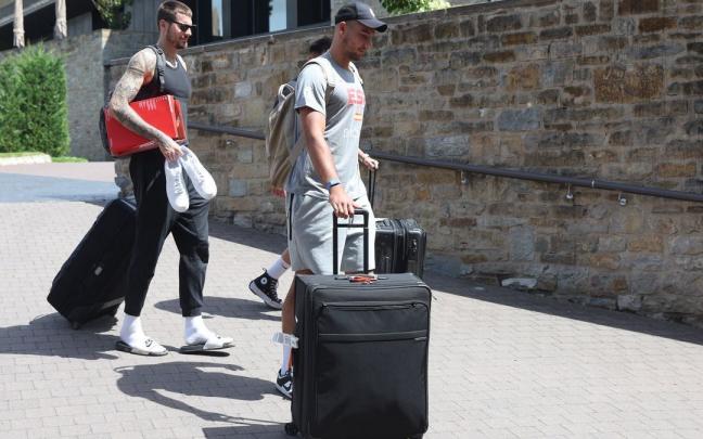 Los hermanos Hernang&oacute;mez llegan al hotel donde se alojan