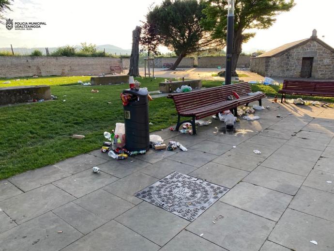 Basura acumulada tras una noche de botellón en las inmediaciones del Caballo Blanco.