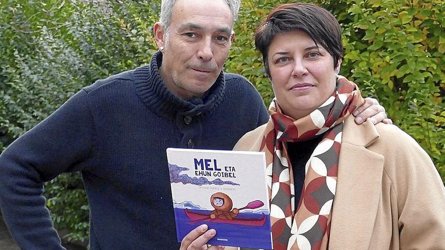 Joxemari Morcillo ‘Morkots’ y Castillo Suárez con su último cuento ilustrado.