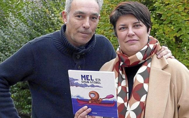 Joxemari Morcillo ‘Morkots’ y Castillo Suárez con su último cuento ilustrado.