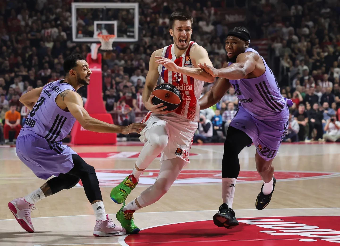 Petrusev intenta superar a Yabusele y a Williams-Goss