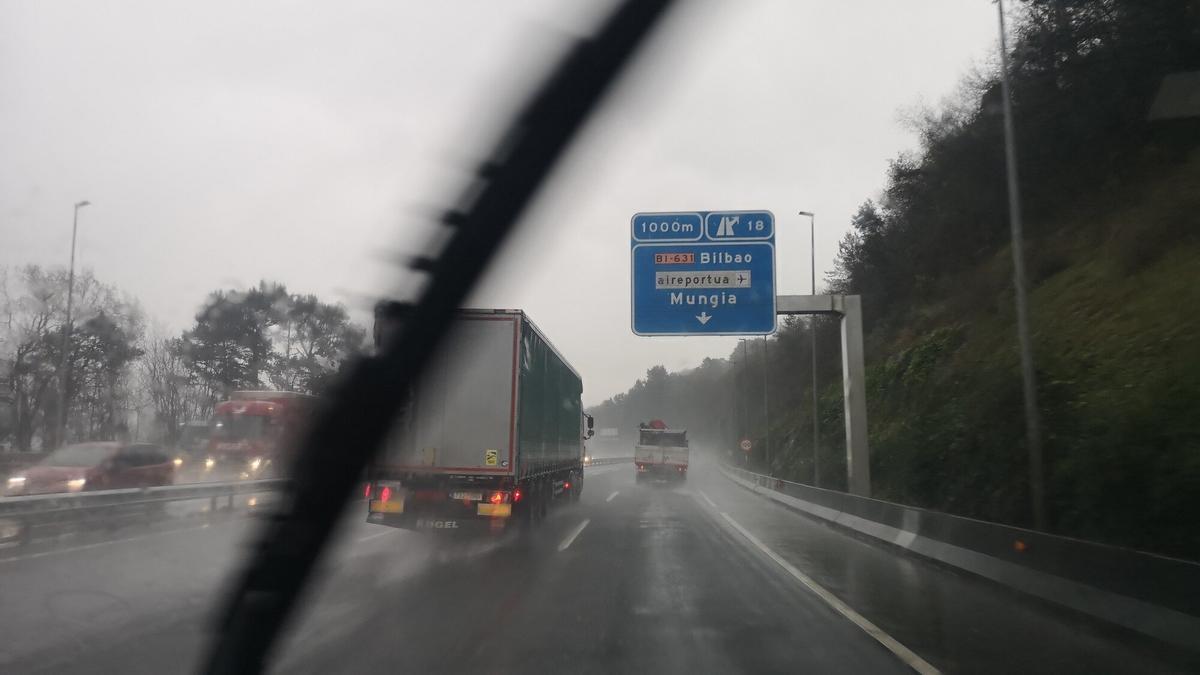 La mañana está siendo muy complicada en las carreteras de Bizkaia