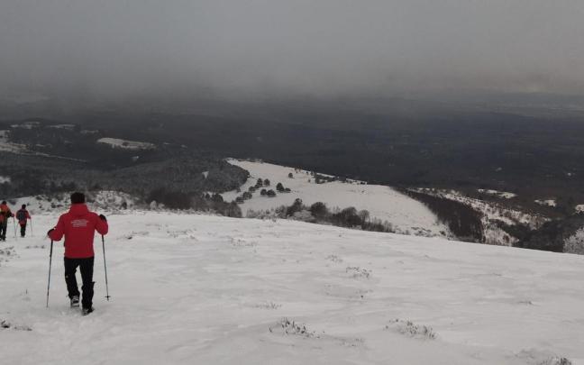 Rescatan a dos montañeros perdidos en el Gorbea. Rescatan a dos montañeros perdidos en el Gorbea.