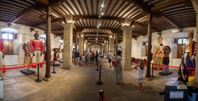 Familias visitan en julio de este año la exposición de la Ciudadela de la Comparsa de Gigantes de Pamplona.