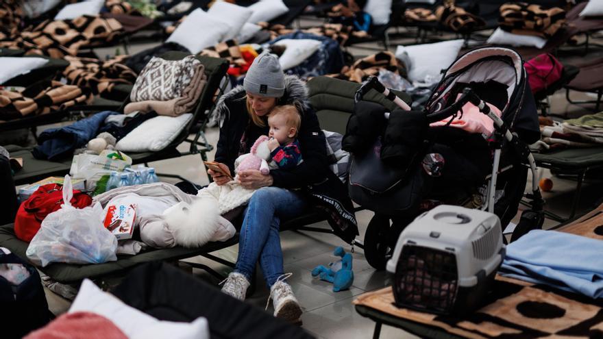 Una mujer con un bebé, en un centro comercial habilitado para los refugiados, en Mylny.