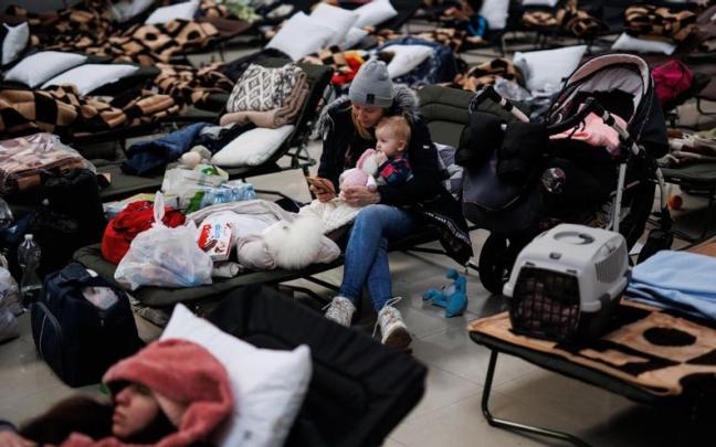 Una mujer con un bebé, en un centro comercial habilitado para los refugiados, en Mylny.