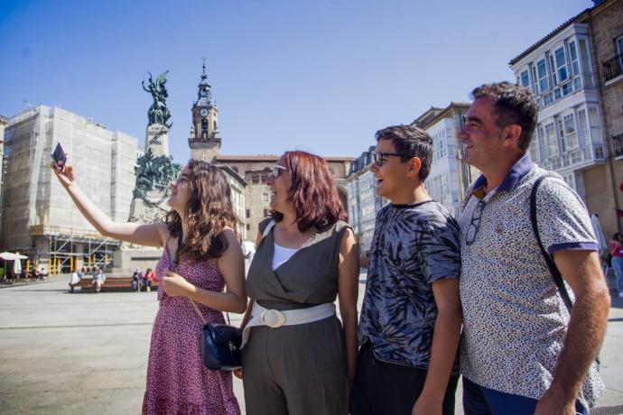 Turistas en la plaza de la Virgen Blanca.