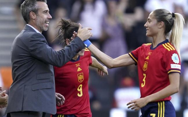 Vilda saluda a Laia Aleixandri, una de las que no han sido citadas Vilda saluda a Laia Aleixandri, una de las que no han sido citadas