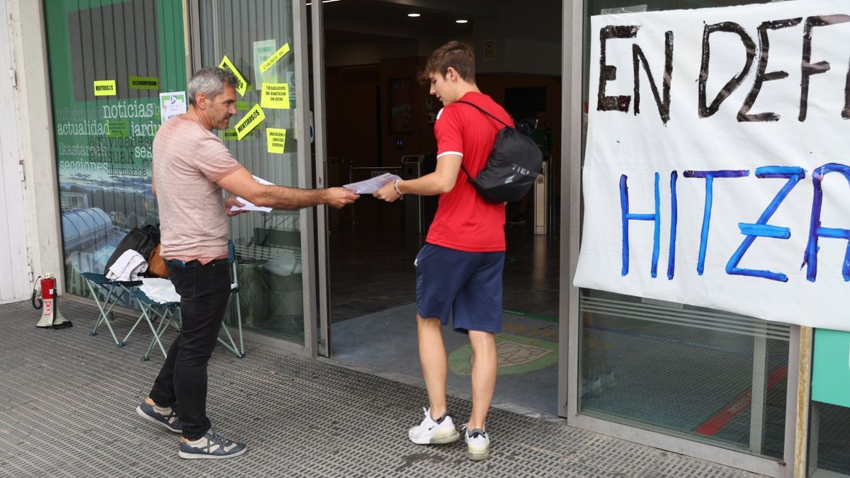 Acceso a las piscinas de Anaitasuna este viernes en plena huelga.