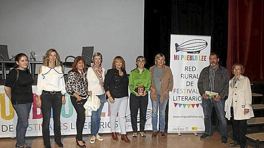 Susana Rodríguez posa con algunos asistentes al festival.