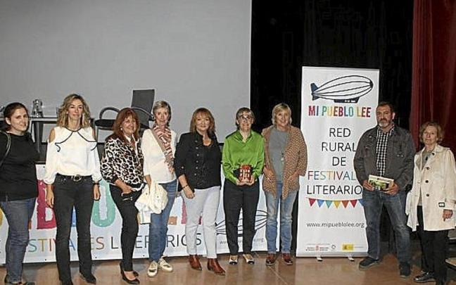 Susana Rodr&iacute;guez posa con algunos asistentes al festival.