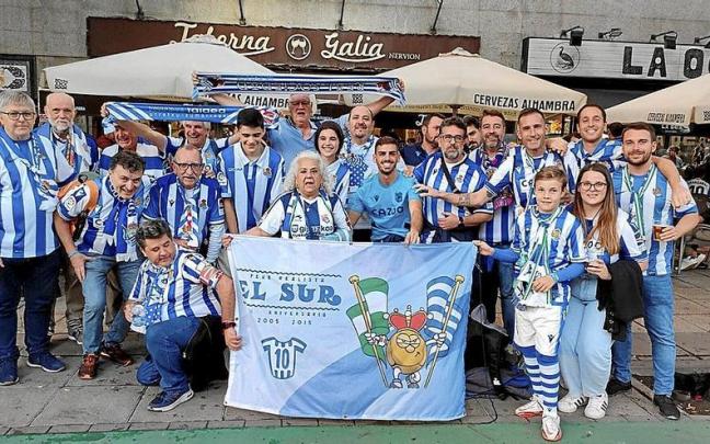 Aficionados realistas, integrantes de la pe&ntilde;a El Sur, antes de entrar en el S&aacute;nchez-Pizju&aacute;n