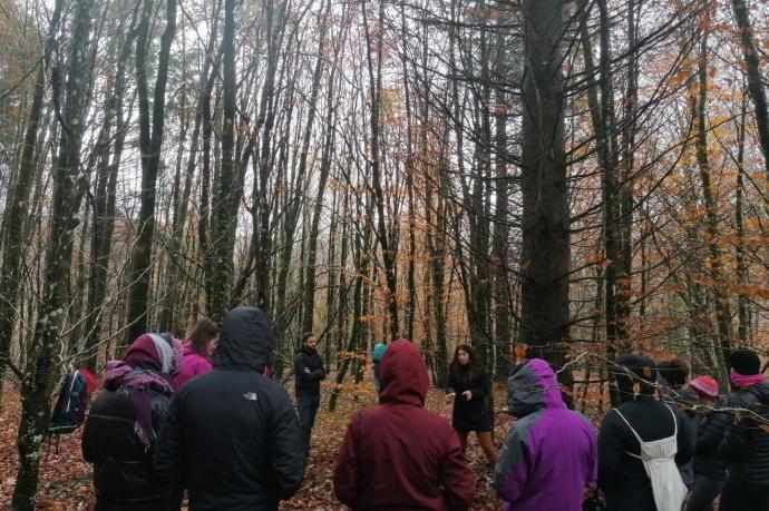 Itziar Insausti en el baño de bosque con alumnado de Magisterio de la UPNA.