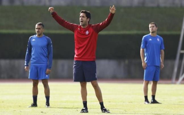 Iñigo Vélez de Mendizabal dirige un entrenamiento del Amorebieta.