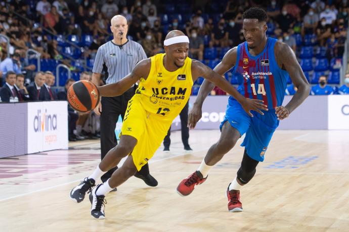 Thad McFadden penetra a canasta ante la defensa de Nigel Hayes.