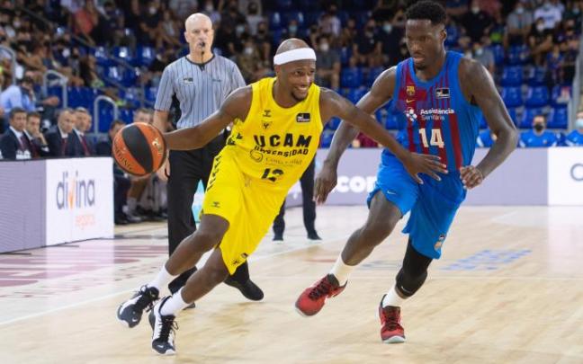 Thad McFadden penetra a canasta ante la defensa de Nigel Hayes.