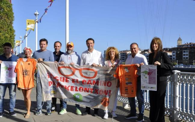 Sergio Olabarrieta, a la izquierda de la imagen, se ha involucrado en diversas causas solidarias.