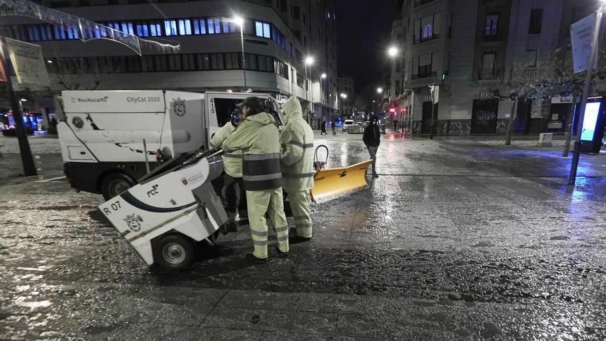 Operarios limpian de nieve la avenida Carlos III de Pamplona