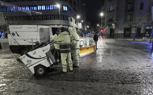Operarios limpian de nieve la avenida Carlos III de Pamplona
