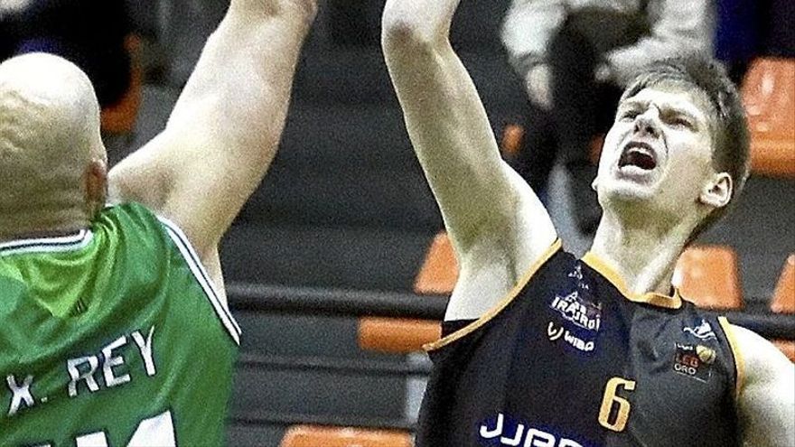 Pavel Savkov lanza en presencia del veterano Xavi Rey en un partido con el Iraurgi.