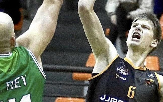 Pavel Savkov lanza en presencia del veterano Xavi Rey en un partido con el Iraurgi.