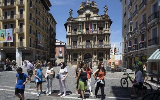 Personas paseando por delante del ayuntamiento de Pamplona. Personas paseando por delante del ayuntamiento de Pamplona.