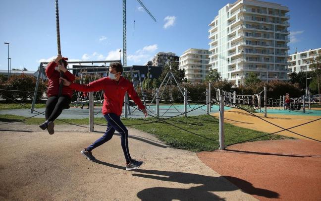 De la mano de la Asociación Lezkairu, hoy habrá actividades en el barrio. A las 19.00 habrá pintacaras infantil en la plaza Maravillas Lamberto (gratuito), seguido de batukada-batuklang, a las 20.00 horas, con recorrido por el parque