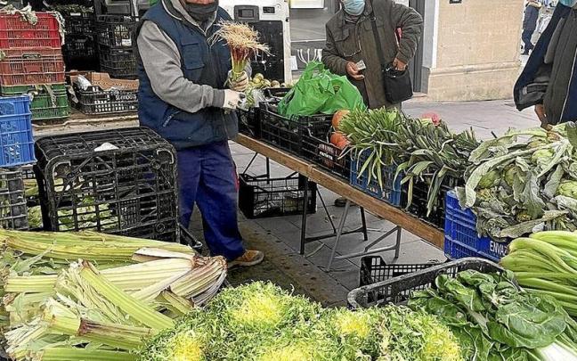 Uno de los puestos de venta de verduras local durante la feria del pasado año. Uno de los puestos de venta de verduras local durante la feria del pasado año.