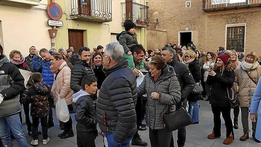 Expectación a la llegada de la Corporación a la plaza del Ayuntamiento.