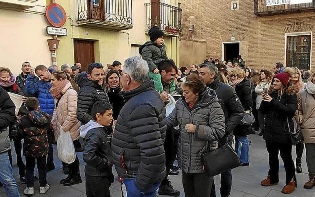 Expectación a la llegada de la Corporación a la plaza del Ayuntamiento. Expectación a la llegada de la Corporación a la plaza del Ayuntamiento.