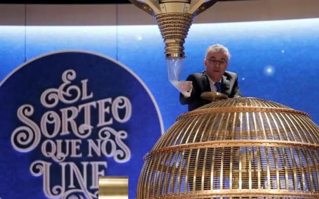 Un operario de Loterías introduce los bolas con los números y los premios en sus correspondientes bombos. Un operario de Loterías introduce los bolas con los números y los premios en sus correspondientes bombos.